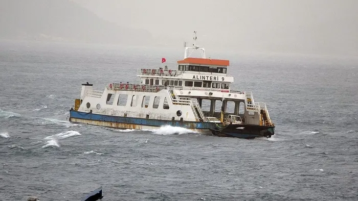 istanbulda-kuvvetli-firtina-ulasimi-etkiledi-kadikoy-kabatas-seferleri-ikinci-duyuruya-kadar-askiya-alindi-1703345395958.jpeg