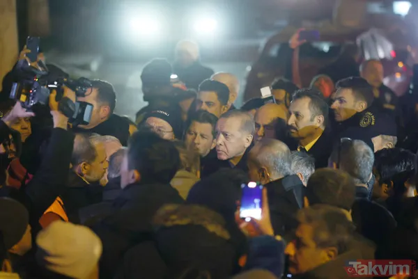 Başkan Erdoğan deprem bölgesinde! Canlı yayında duygu dolu anlar: "Allah devletimizden razı olsun" - 28