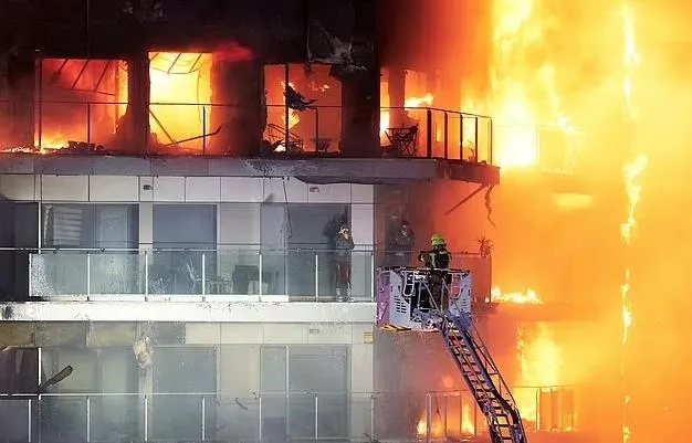 ispanya-felaketi-yasadi-14-katli-apartmanda-korkunc-yangin-binayi-saniyeler-icinde-sardi-400-kisi-mahsur-kaldi-1708687874892.jpeg İspanya felaketi yaşadı! 14 katlı apartmanda korkunç yangın: Binayı saniyeler içinde sardı! 400 kişi mahsur kaldı-5