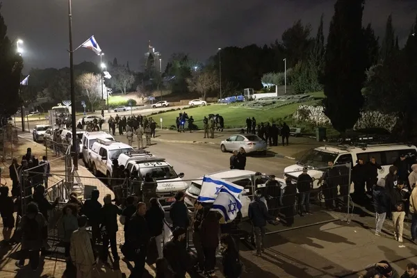 6'lı koalisyon İsrail'i iç savaşa sürüklüyor! Netahyahu'dan geri adım: Tartışmalı yargı reformunu erteledi! Göstericiler vazgeçmiyor-25