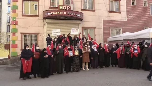 diyarbakir-annelerinden-chp-genel-baskani-kemal-kilicdarogluna-cok-sert-tepki-yalanla-dolanla-hicbir-yere-vara-1646926956572.jpeg Diyarbakır annelerinden CHP Genel Başkanı Kemal Kılıçdaroğlu'na çok sert tepki: "Yalanla dolanla hiçbir yere varamayacaksın"-4