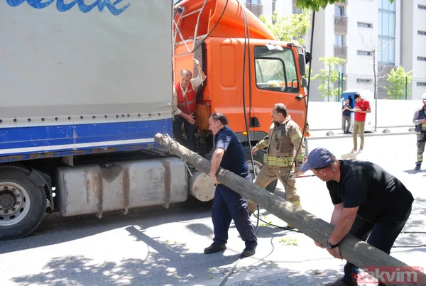 Sancaktepe'de TIR elektrik tellerine takıldı! Direkler devrildi - 2