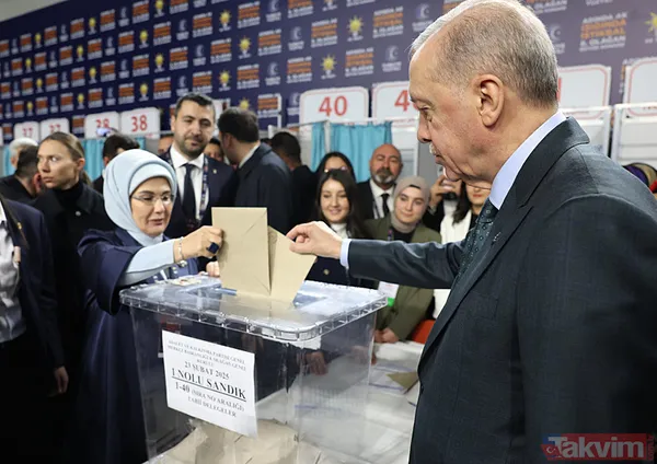 Ankara Spor Salonu'nda Düzenlenen Kongrede Genel Başkanlığa Tekrar Aday Gösterilen Erdoğan, Eşi Emine Erdoğan İle Geldiği Salonda, Oyunu 1 No'lu Sandıkta...