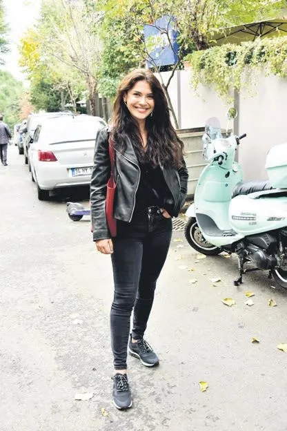 pinar-deniz-ile-evlenmeye-hazirlanan-kaan-yildirimi-evlilik-sorulari-kacirdi-evlilik-ne-zaman-sorularina-oyle-1699050177832.jpeg Pınar Deniz ile evlenmeye hazırlanan Kaan Yıldırım'ı evlilik soruları kaçırdı! "Evlilik ne zaman?" sorularına öyle bir cavap verdi ki...-2