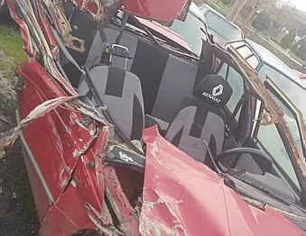 Tıra arkadan çarpan otomobil hurdaya döndü: 2 yaralı