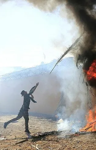 Iraklılar ABD elçiliğini yaktı