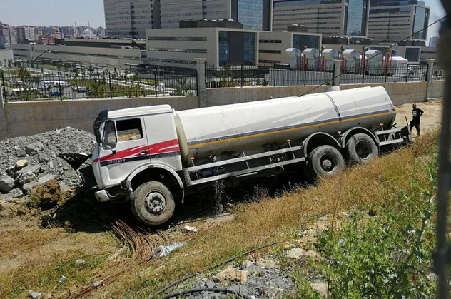 Başakşehir'de feci kaza! Su tankeri yol kenarına devrildi