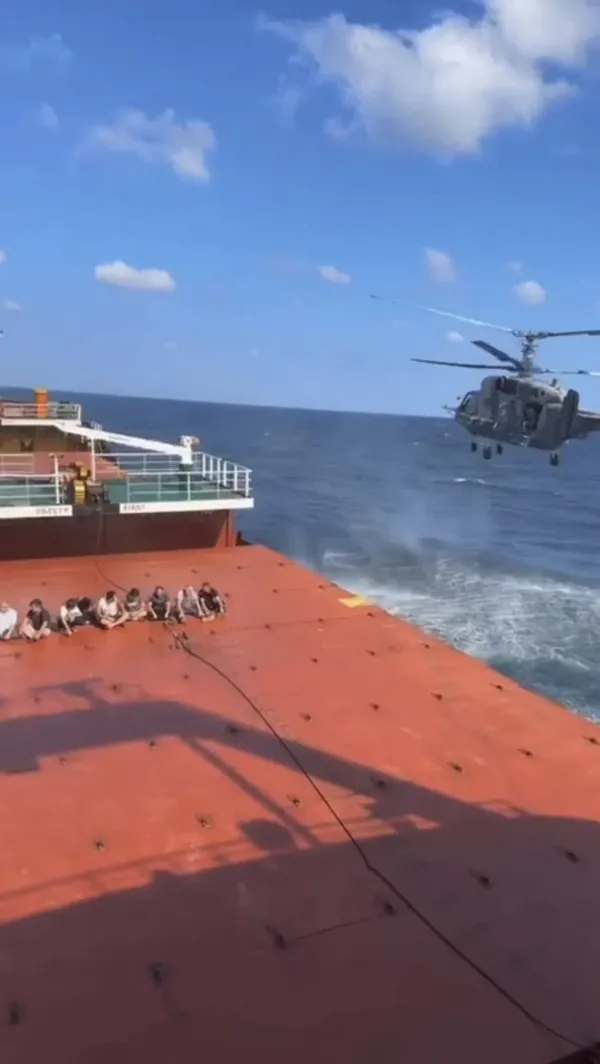 rus-askerlerinin-sukru-okan-gemisine-duzenledigi-baskin-kamerada-1692096870073.jpg