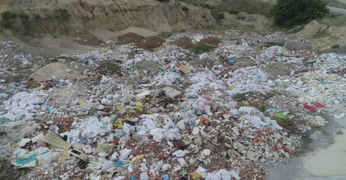 İzmir’in Gaziemir ve Bornova ilçelerinde vatandaşlardan belediyelere ’moloz kirliliği’ tepkisi