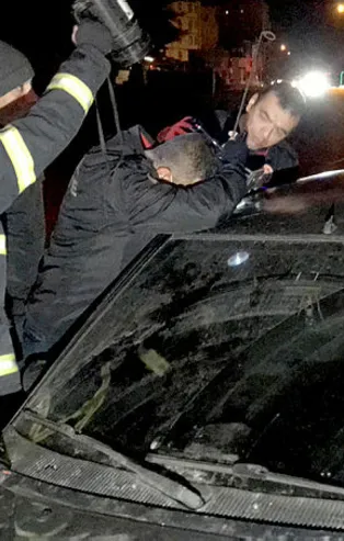 Kaza yaptıktan sonra aracında uyuya kaldı! Polisler işlem yaparken yine uyudu