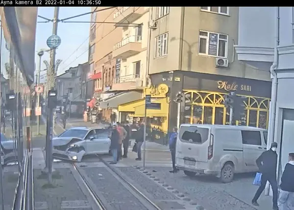 1641300595115.jpg İzmit'te otomobil ile tramvay çarpıştı: 2 yaralı-3