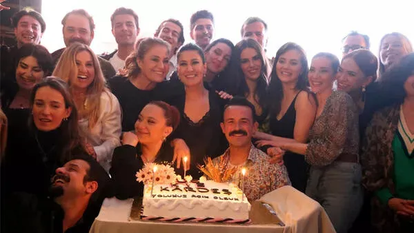 uc-kiz-kardes-dizisini-tahtindan-edecek-ayrilik-yasandi-seyircinin-agzi-bir-karis-acik-kaldi-1682323375384.jpg Seyircinin ağzı bir karış açık... Üç Kız Kardeş dizisini tahtından edecek ayrılık yaşandı!-4