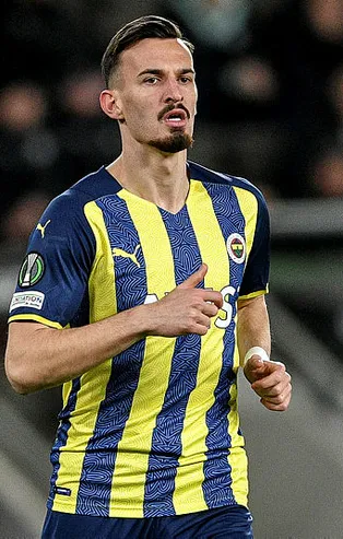 Fenerbahçe taraftarı Augsburglu olacak! Mergim Berisha'nın transfer detayları ortaya çıktı