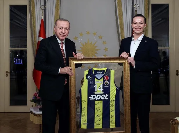 baskan-erdogan-turkiye-voleybol-federasyonu-yoneticileri-ve-oyuncularini-kabul-etti-1618000823459.jpeg