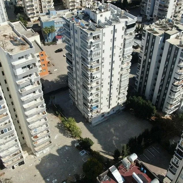 Ağır hasarlı binaya girdiler! Hurdacıdan akılalmaz sözler