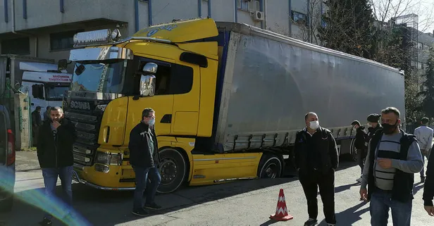 İstanbul'da yol çöktü! 14 ton iplik yüklü tır mahsur kaldı
