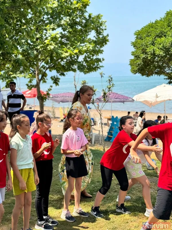 Demet Akalın'dan minik hayranının gönlünü aldı: Çınarcık’ta kırılan kalp İznik’te onarıldı! - 7