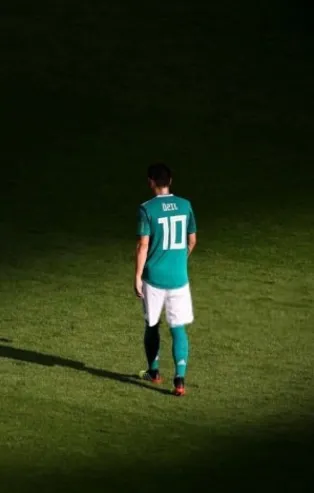 Mesut Özil Almanya basınını ikiye böldü
