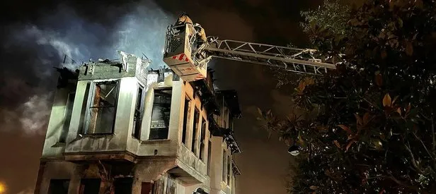 Korkutan yangın! Tarihi ahşap bina küle döndü