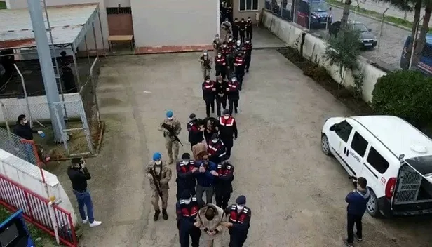 edremitte-jandarmadan-uyusturucu-operasyonu-34-gozalti-1639504815168.jpeg