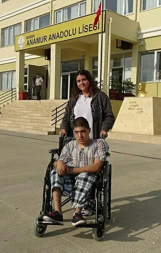 250 bin mavi kapakla okul arkadaşına tekerlekli sandalye aldı
