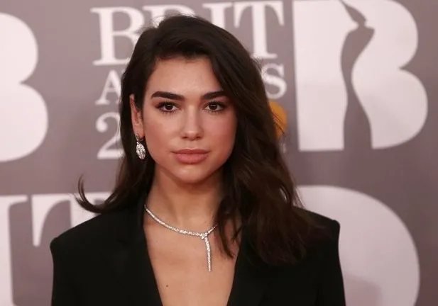 Dua Lipa New York sokaklarında iç çamaşırsız gezdi-7