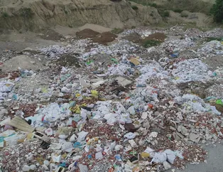 İzmir'in Gaziemir ve Bornova ilçelerinde vatandaşlardan belediyelere 'moloz kirliliği' tepkisi