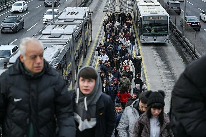 CHP'li İBB'nin ulaşım rezaleti: İETT otobüslerindeki sefer iptalleri ve arızalar İstanbulluları bezdirdi-8