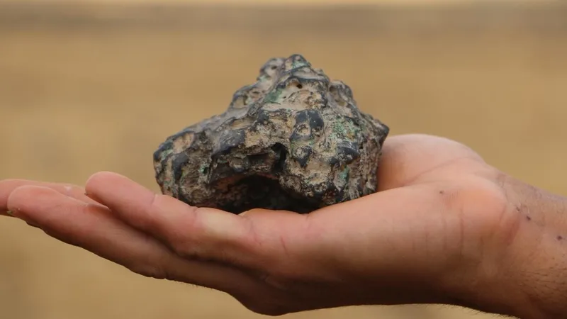 diyarbakirda-yasayanlar-yere-dikkatli-baksin-buldugu-tas-4-milyon-tl-ediyor-tarlada-ezerken-milyoner-oldu-1716568539659.jpg Bulduğu taş 4 milyon TL ediyor! Diyarbakır'da yaşayanlar yere dikkatli baksın! Tarlada gezerken milyoner oldu-4