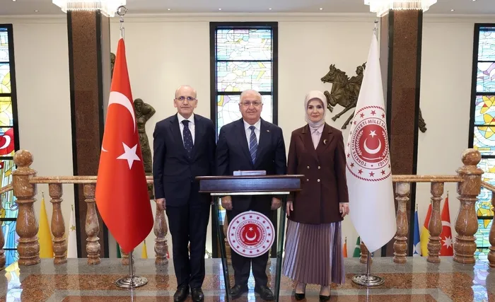 bakanlar-goktas-ve-simsekten-milli-savunma-bakani-gulere-taziye-ziyareti-1703688796190.jpeg