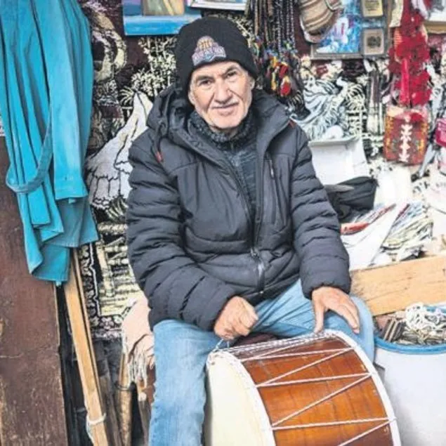 Ankara Kalesi’nde 40 yıldır davul yapıyor