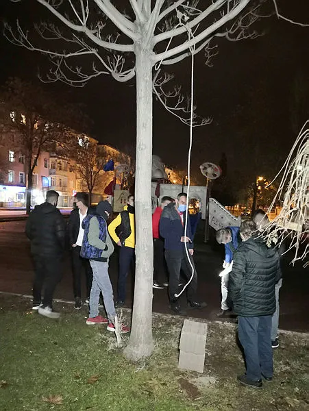 kendini-agaca-asan-genci-kucaklayarak-kurtardi-1608064310635.jpg Urganla kendisini ağaca asan genci, bisikletle oradan geçen başka bir genç kucaklayarak kurtardı ama intihar girişiminde bulunan genç basın mensuplarına saldırdı-4