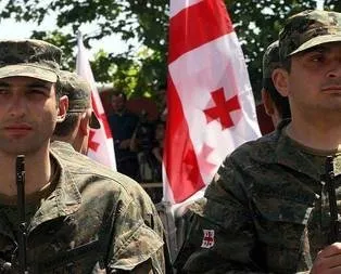 Komşuda zorunlu askerlik kaldırıldı