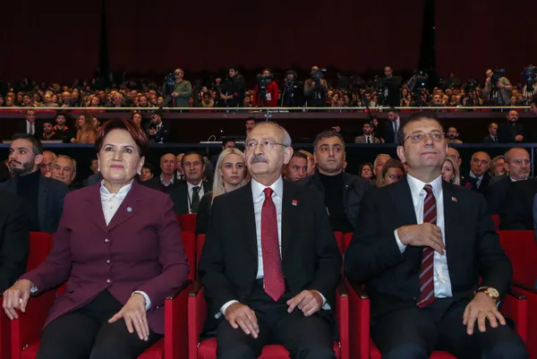 son-dakika-chpdeki-gulculer-de-operasyona-basladi-imamoglu-kilicdaroglu-kavgasi-partiyi-ikiye-boldu-1641808686852.jpg