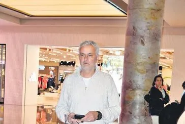 Alışveriş yaparken görüntülenen Mourinho'nun sempatik tavırları dikkat çekti!