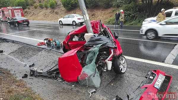 Eyüpsultan'da feci kaza: Direğe çarpan araba kağıt gibi ezildi! - 5