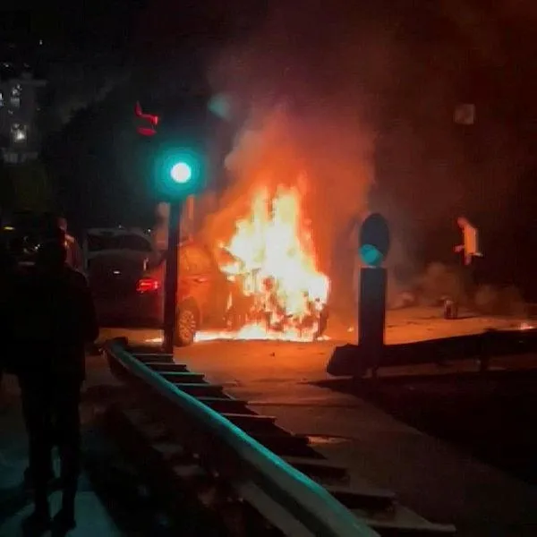 Gaziosmanpaşa'da korkunç kaza! Çarpışan taksi ile motosiklet alev alev yandı: 1 ölü 1 yaralı-5