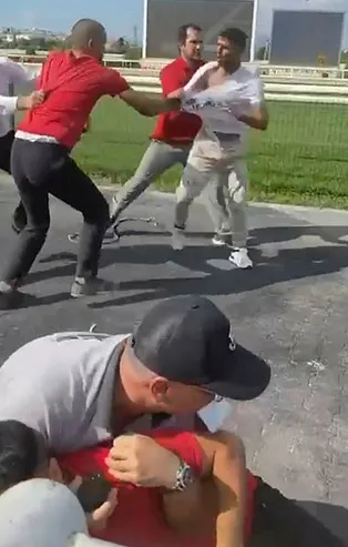 Bursa'da hipodromu karıştıran kavga! Tekme tokat birbirilerine girdiler