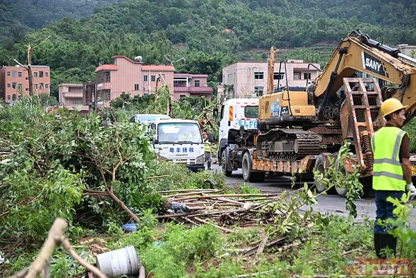 Çin’i kasırga vurdu! 141 fabrikada yıkım: On binlerce kişi evinden oldu! Hasarın boyutu o fotoğraflarda ortaya çıktı - 7