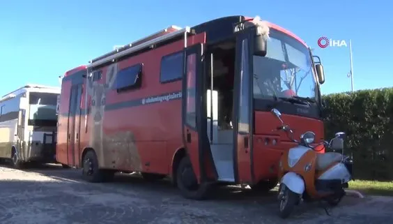 Nişanlıyken aldıkları otobüsü düğüne kadar lüks karavan haline getirdiler