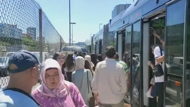 istanbullu-yine-cile-cekiyor-pes-pese-metrobus-arizalari-1690640307507.jpeg İstanbullu yine çile çekiyor! Peş peşe metrobüs arızaları-2
