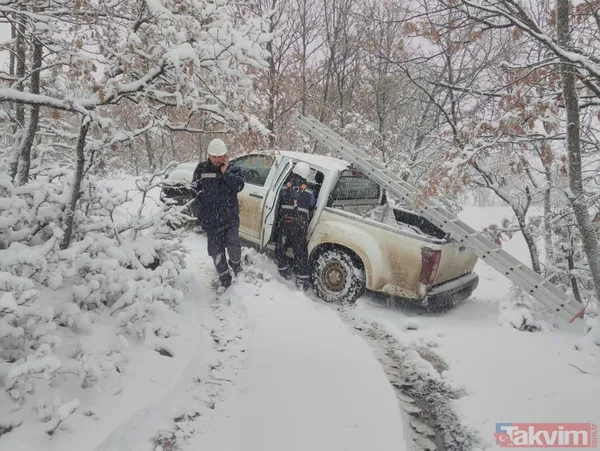 Uludağ'da araçlar kar altında kayboldu! Sürücüler jandarmadan yardım istedi - 7