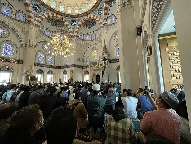 Tokyo Camisi'nde bayram namazı: Yoğun katılımı nedeniyle bayram namazı birkaç kez kılındı-5