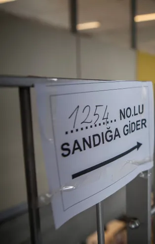 32 ilde oy verme saatleri değişti