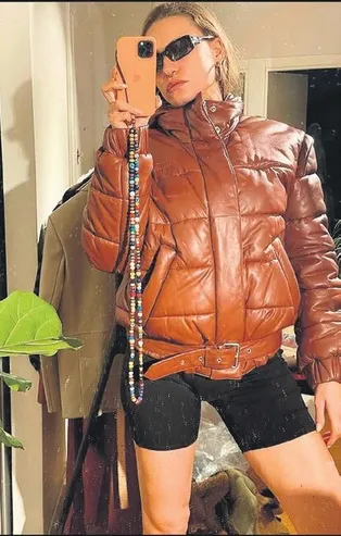 Serenay Sarıkaya kısa taytının üzerine giydiği 16 bin TL'lik montuyla poz verdi