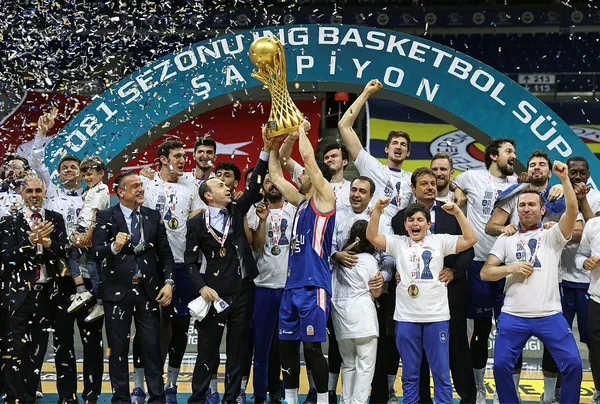 son-dakika-anadolu-efes-fenerbahce-bekoya-hezimet-yasatarak-sampiyon-oldu-1623103005203.jpg