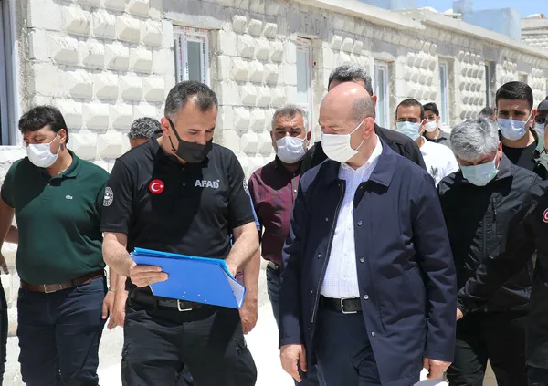 icisleri-bakanisuleymansoylu-suriyenin-idlib-kentinde-1-yilda-burada-35-bin-ev-nihayete-erdirilmistir-1620929241742.jpg İçişleri Bakanı Süleyman Soylu Suriye'nin İdlib kentinde: 1 yılda burada 35 bin ev nihayete erdirilmiştir-4