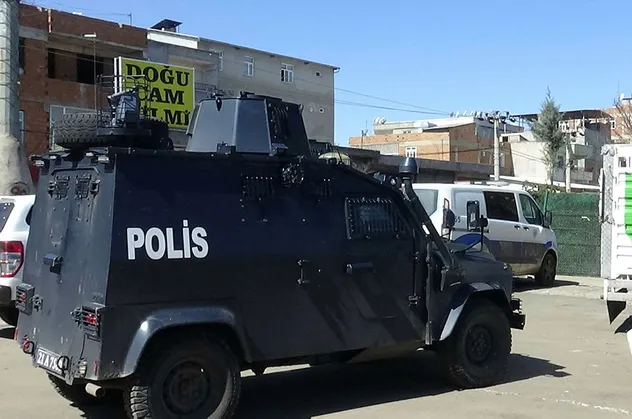 Diyarbakır'da silahlı bir grup iş yerini yayılım ateşine tuttu: 3 yaralı