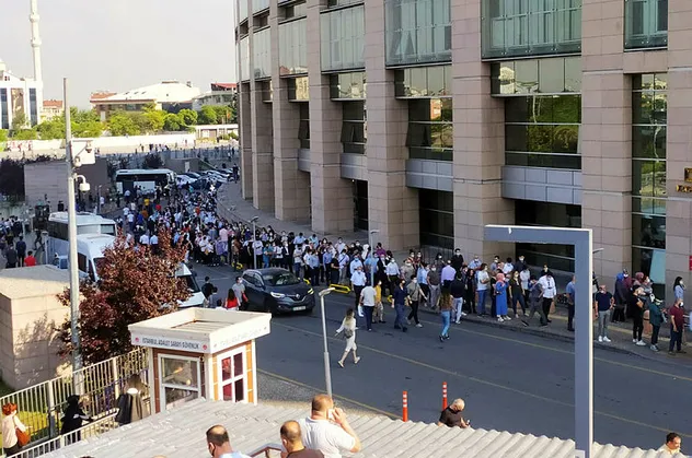 İstanbul Adalet Sarayı'nda dikkat çeken görüntü! Onlarca metre kuyruk oluştu
