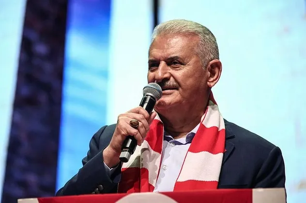 Binali Yıldırım'dan gençlere iftar sürprizi
